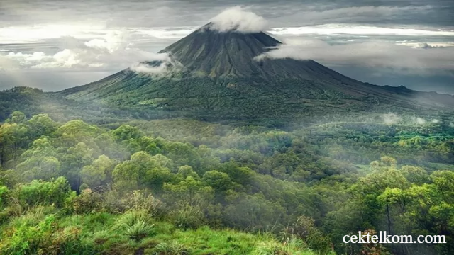 Gunung Tertinggi di Indonesia & Fakta Menariknya